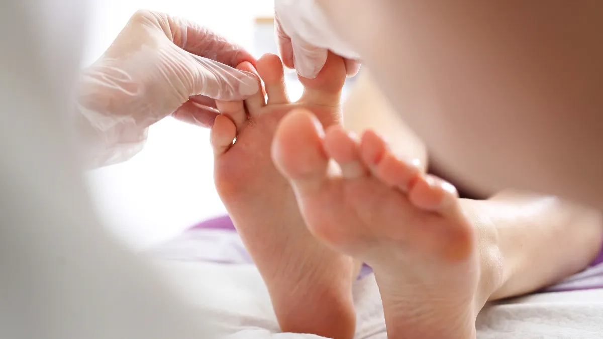 Flat Foot & Diabetes: Why It’s Dangerous and How the Right Diabetic Footwear Helps